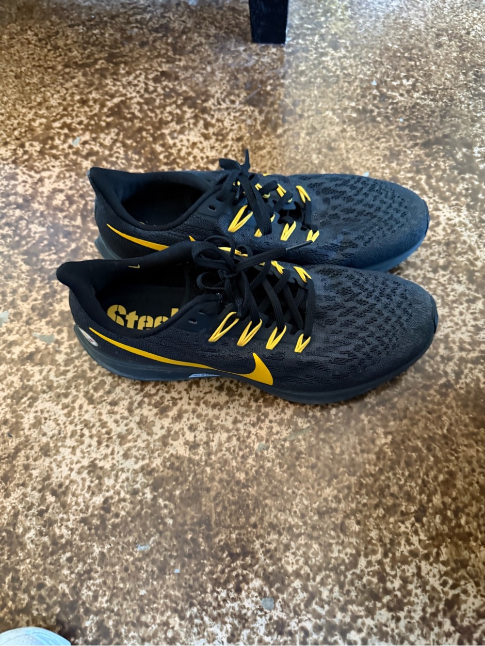 Nike Men's Black and Yellow Training Sneakers